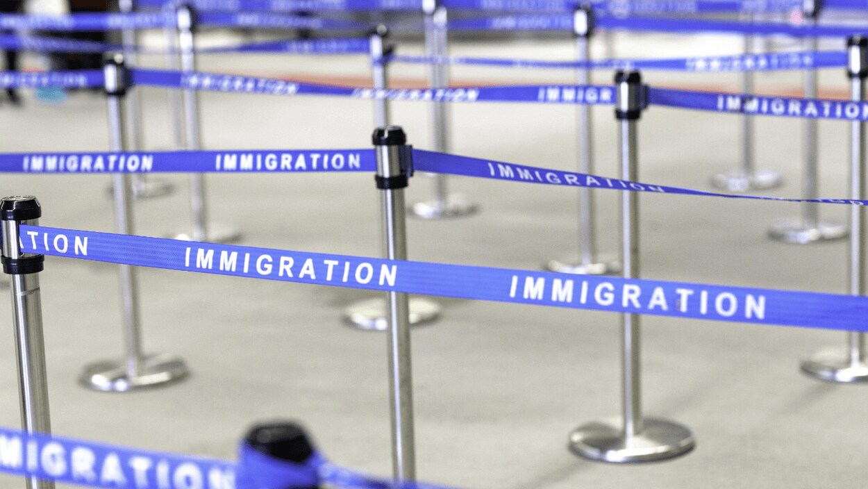Une ligne d'immigration.