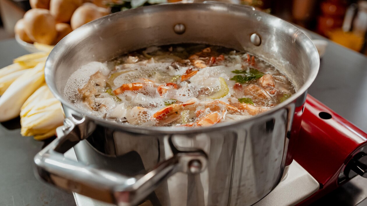 Finition du fumet de poisson et de crevettes 5 chefs dans ma cuisine