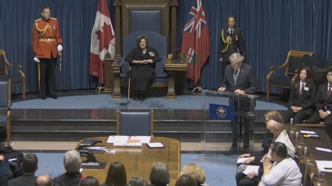 Anita Neville assise dans la chaise centrale de l'Assemblée législative du Manitoba, lors de son assermentation, le 24 octobre 2022. 