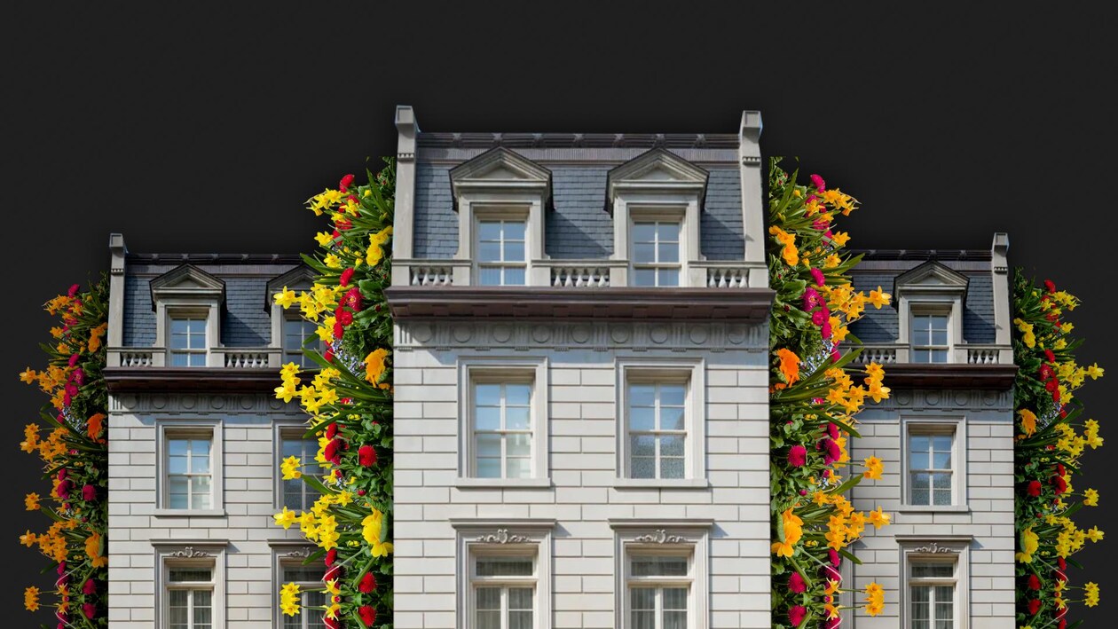Un bâtiment avec des végétaux sur les murs.