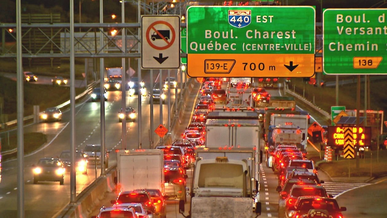 Un file de véhicules pris dans la congestion routière sur l'autoroute Henri-IV direction nord.