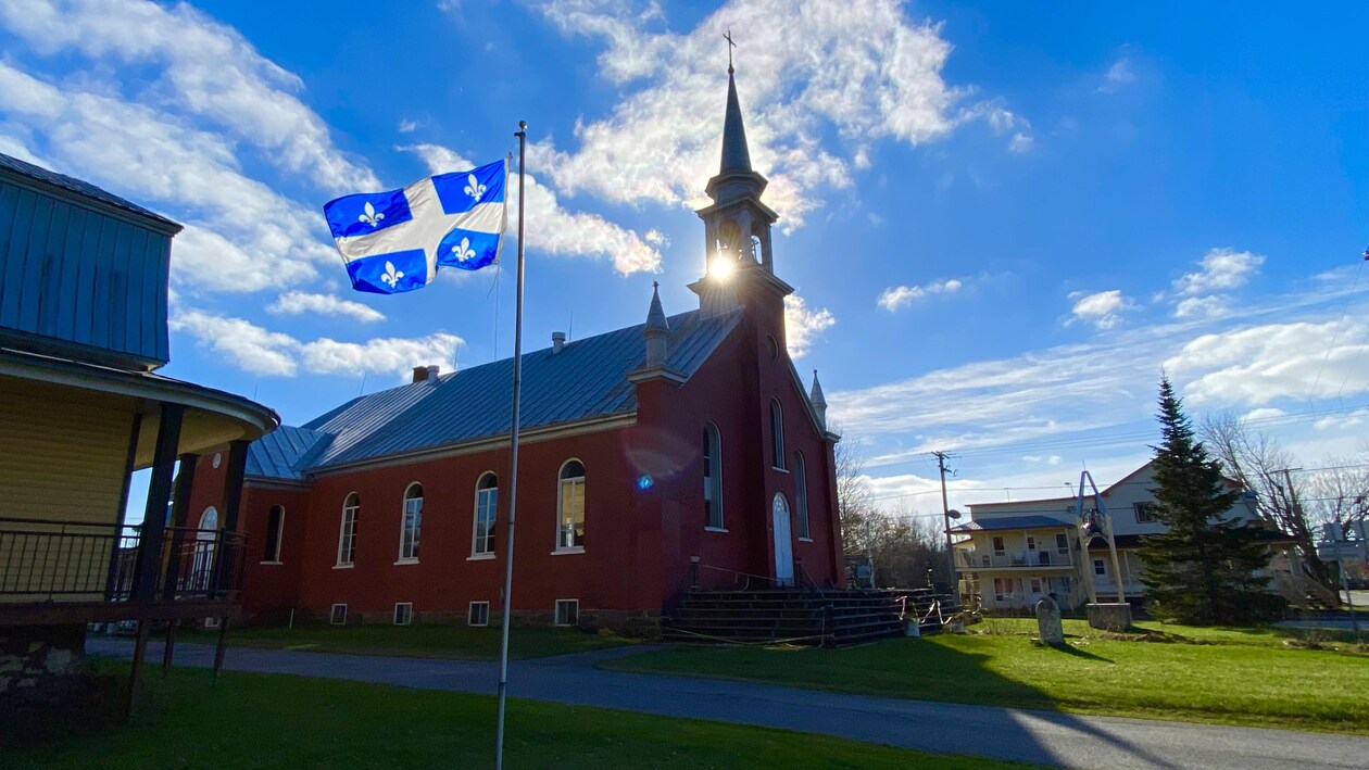 Démolition de l'église de SainteMariedeBlandford Le téléjournal