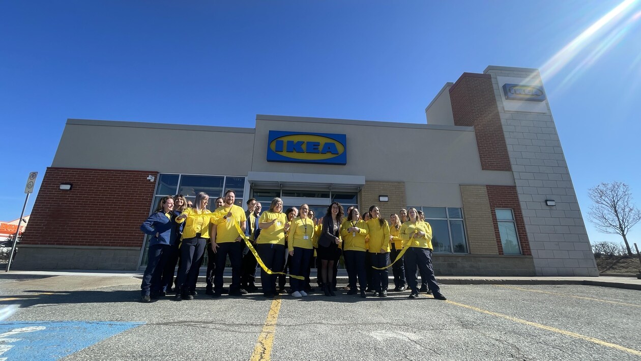 Les employés sont devant le nouveau Ikea.