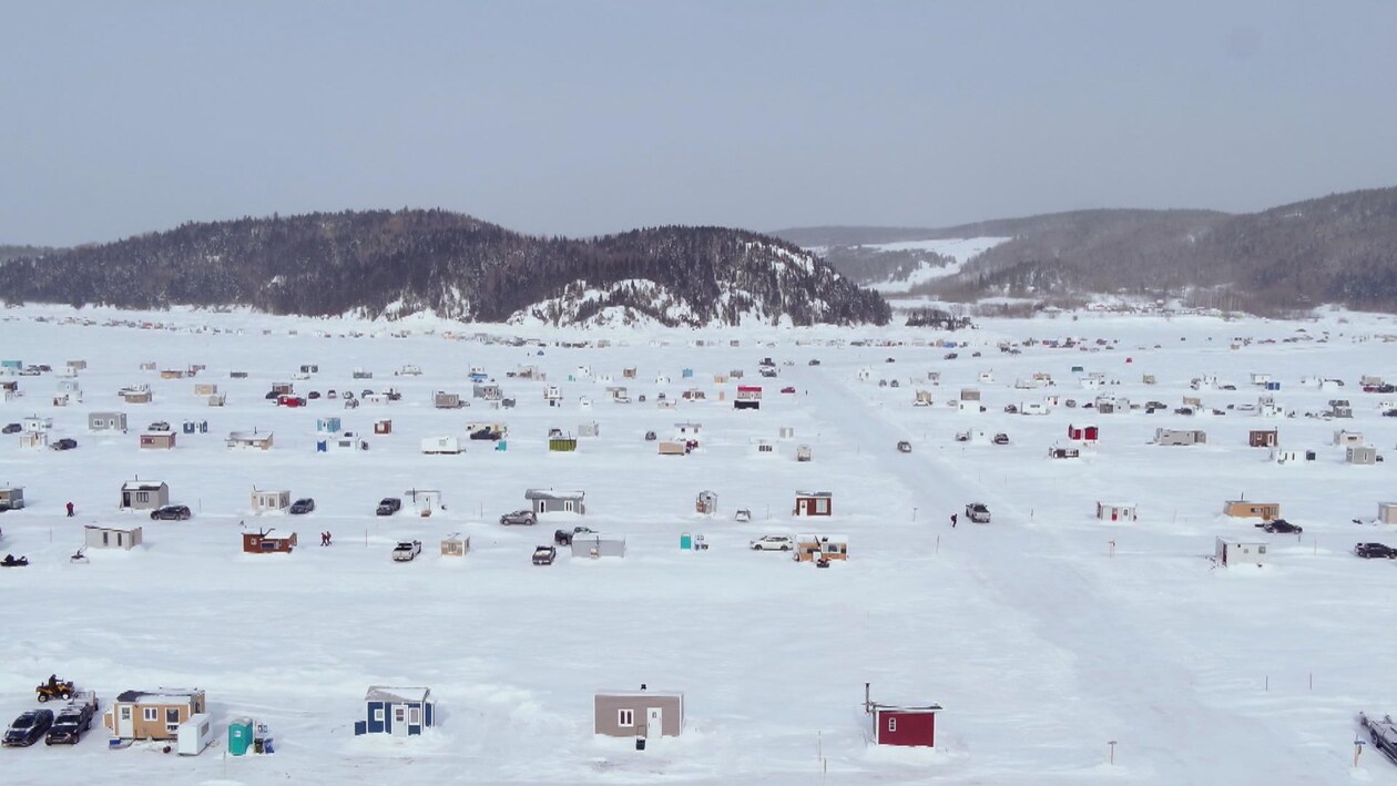 Un village éphémère de cabanes de pêche sur glace.