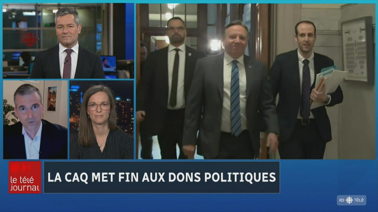L'animateur du Téléjournal Quebec, Bruno Savard, les analystes Alex Boissoneault et Louise Boisvert sont à l'écran pendant qu'à droite se trouve une image du première ministre François Legault marchant dans un corridor de l'Assemblée nationale avec sa garde rapprochée. 
