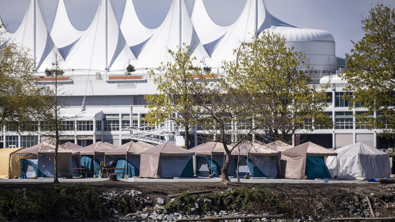 Des tentes du parc CRAB côte à côte devant Canada place à Vancouver.