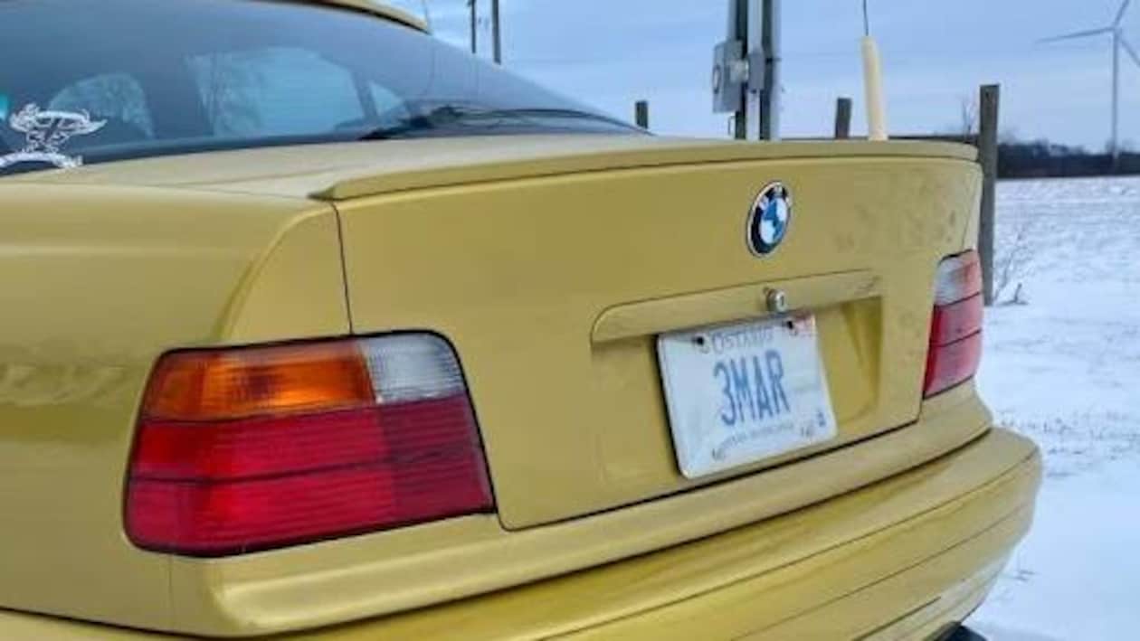 L'arrière d'un véhicule jaune avec la plaque d'immatriculation 3MAR