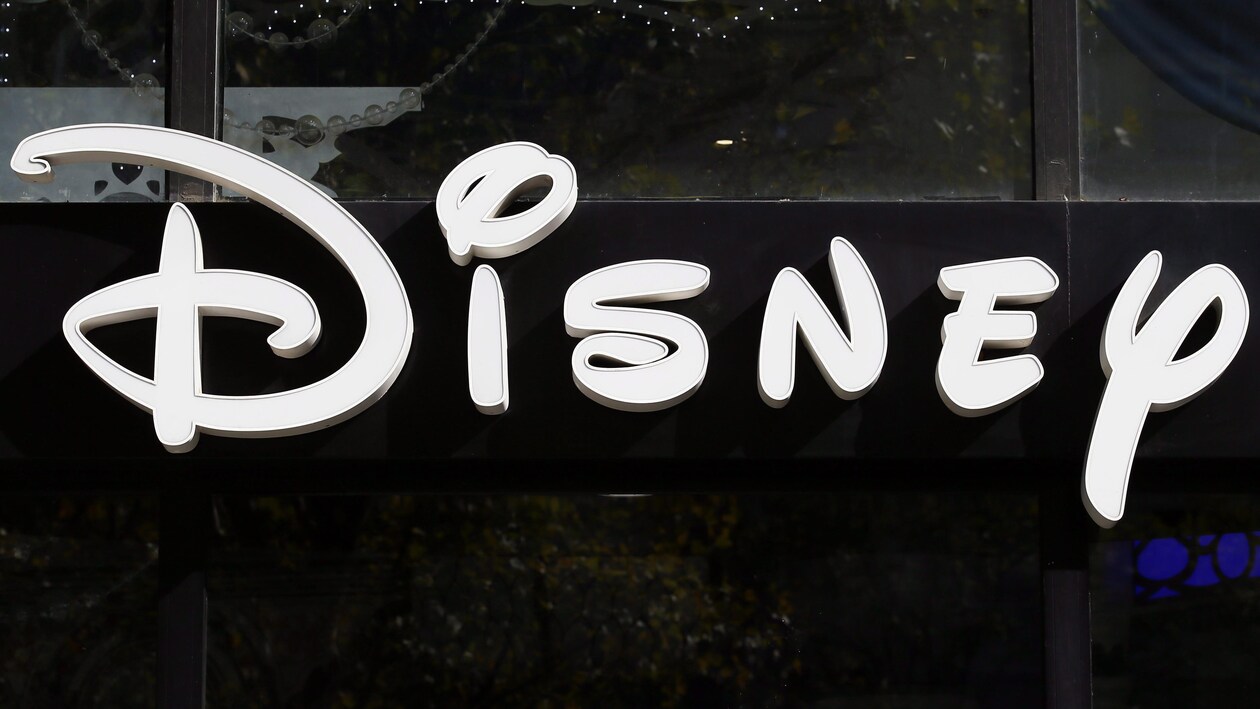 Photo du logo de Disney prise le 20 sept. 2017 sur les Champs Elysées à Paris.