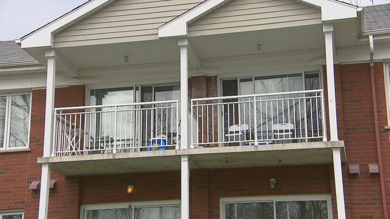 Le balcon de deux logements.