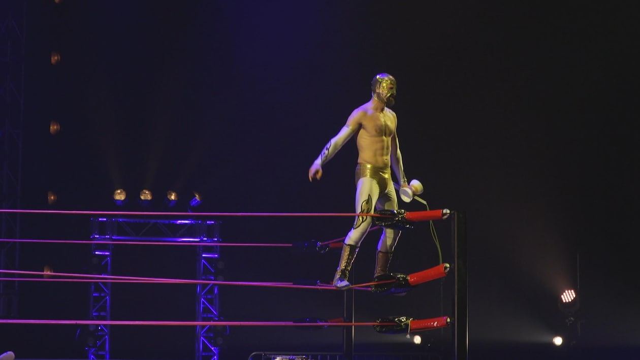 Un lutteur dans un ring.