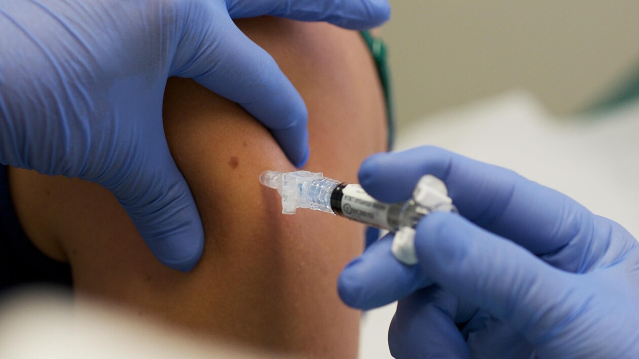 Une personne reçoit un vaccin dans le bras.