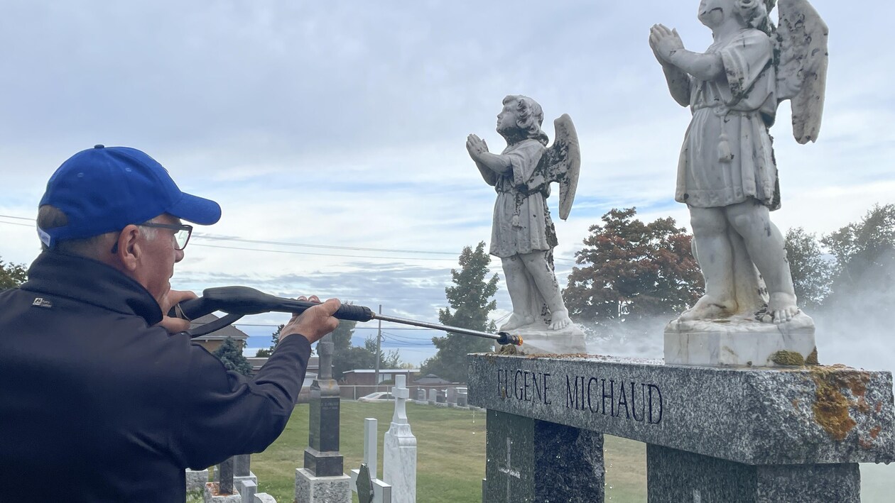 Opération nettoyage pour des pierres tombales Le téléjournal Estdu