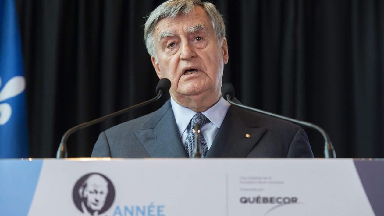 L'ancien premier ministre du Québec, Lucien Bouchard, prend la parole derrière un lutrin lors de la soirée de lancement des commémorations du 100e anniversaire de la naissance de René Lévesque à Montréal, le 13 juin 2022.