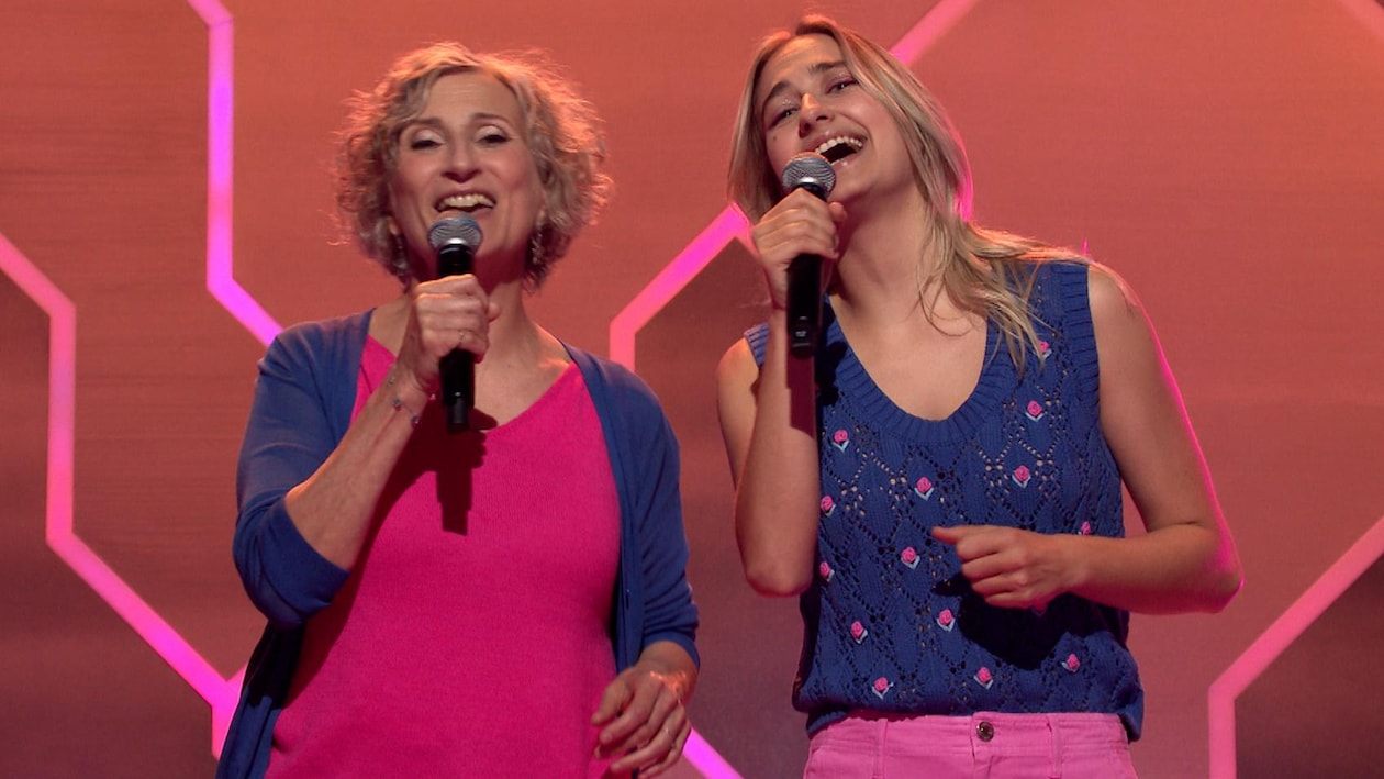 Natalie Choquette et Éléonore Lagacé chantent Deux par deux rassemblés.