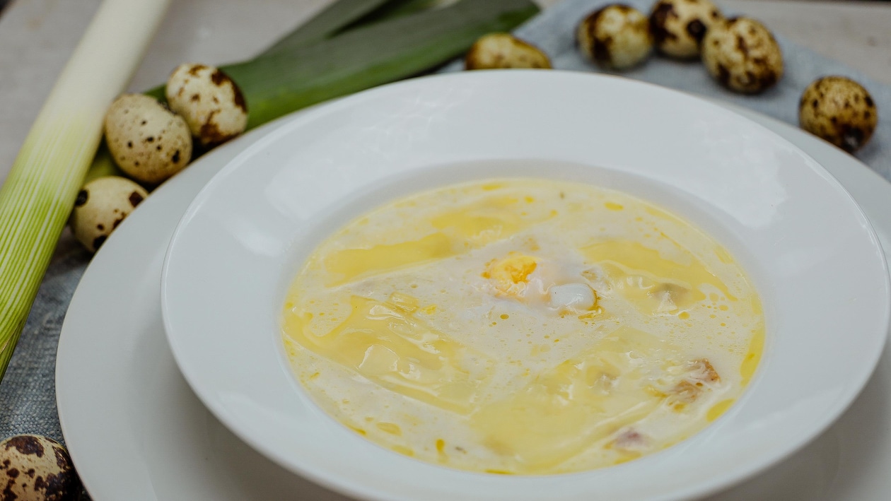 La soupe est dans une assiette creuse.