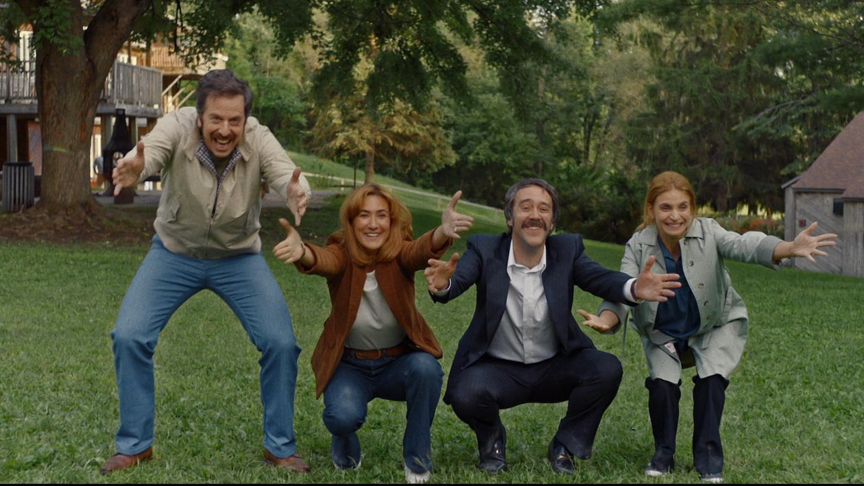 Serge (Patrice Robitaille), Micheline (Karine Gonthier-Hyndman), Gaétan (François Létourneau) et Huguette (Marilyn Castonguay) les bras ouvert.