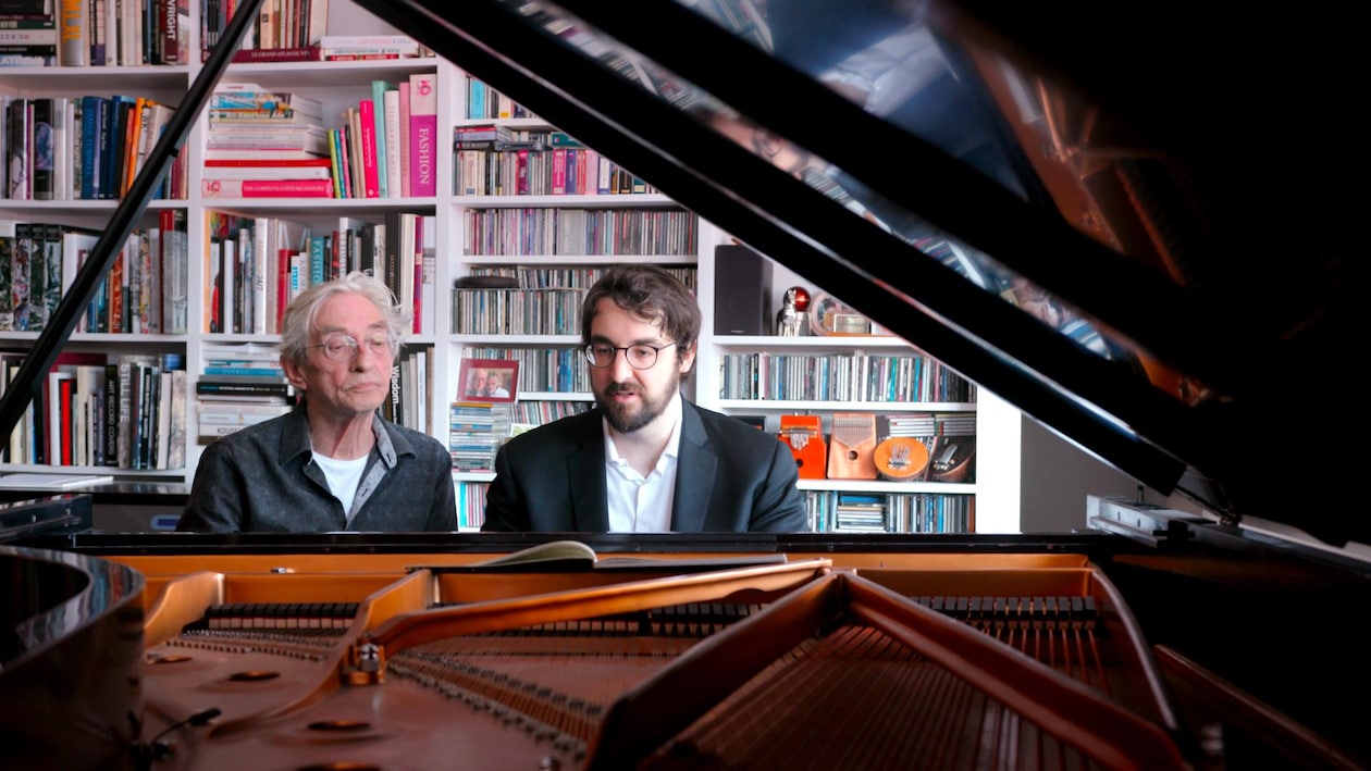 Richard Desjardin et Charles Richard-Hamelin sont assis au piano.