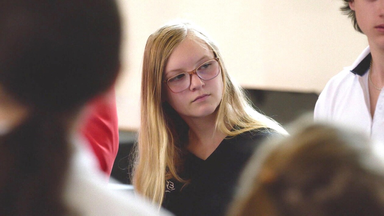 Une élève entourée de ses camarades de classe.