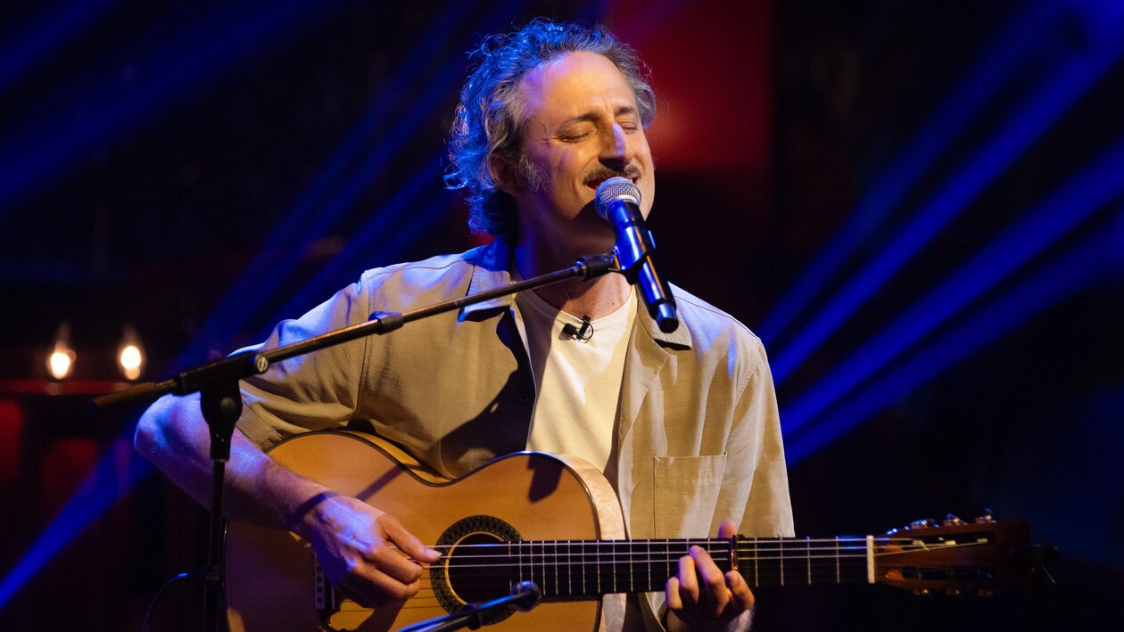 Louis-Jean Cormier sur scène, à la guitare et au micro.