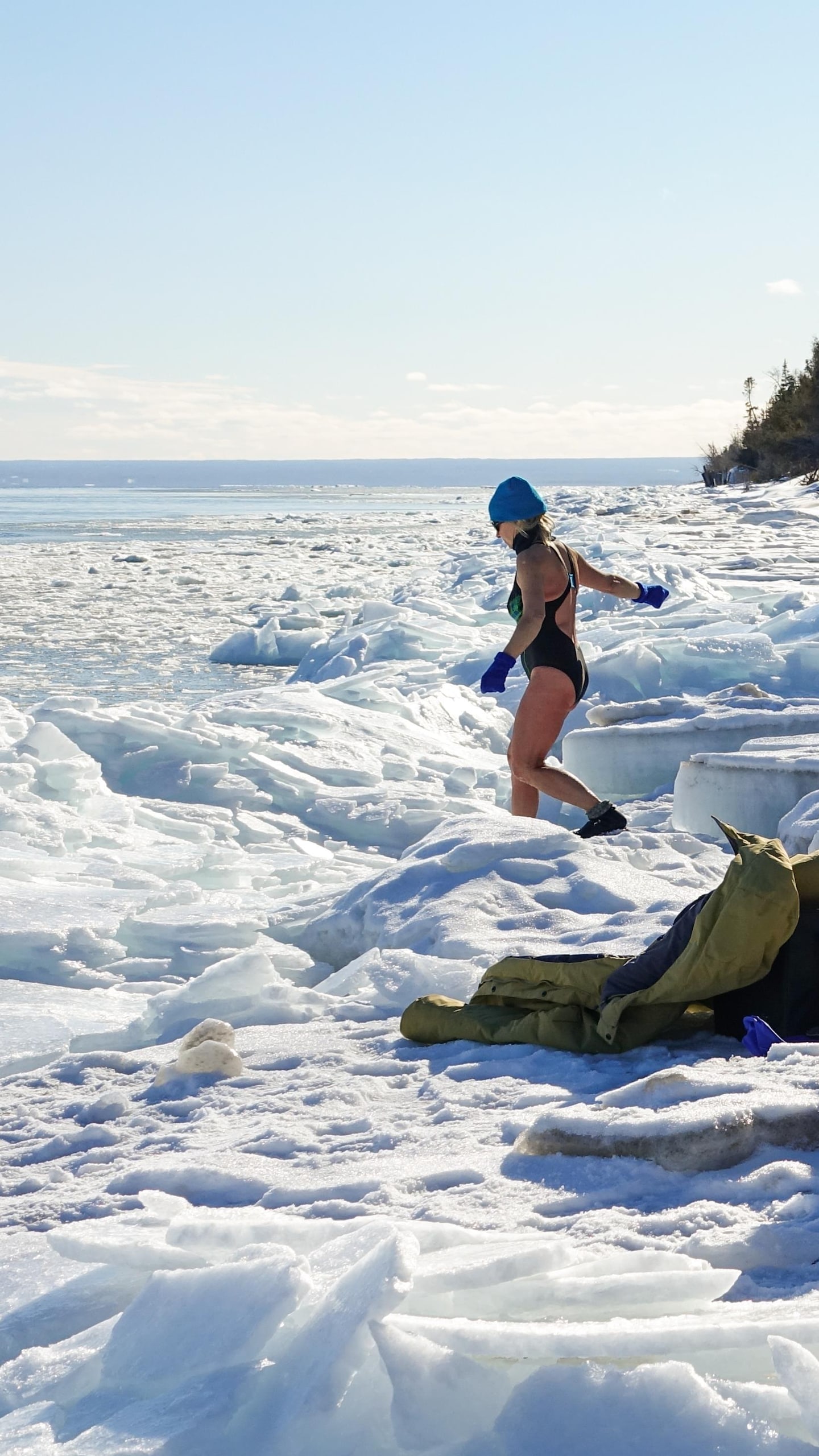 Des personnes se déshabillent sur une plage de Carleton-sur-Mer avant une baignade nordique.