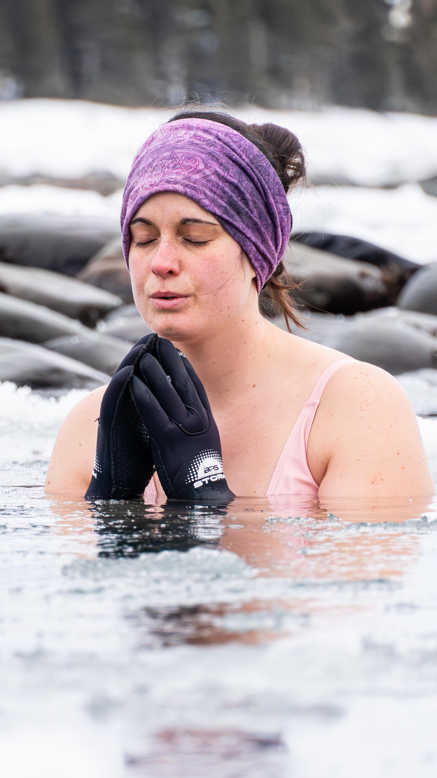 Pamela Lauzière Desrochers prend de grandes respirations alors qu’elle est immergée dans l’eau froide, entourée de glaces.