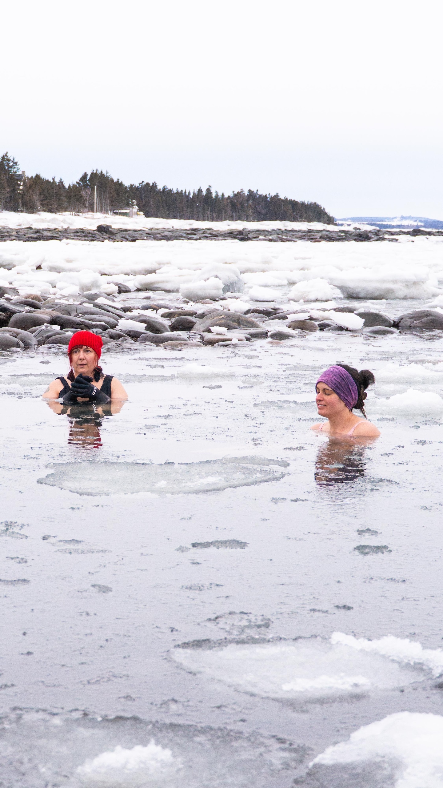 Des adeptes de baignade nordique au Bas-Saint-Laurent.