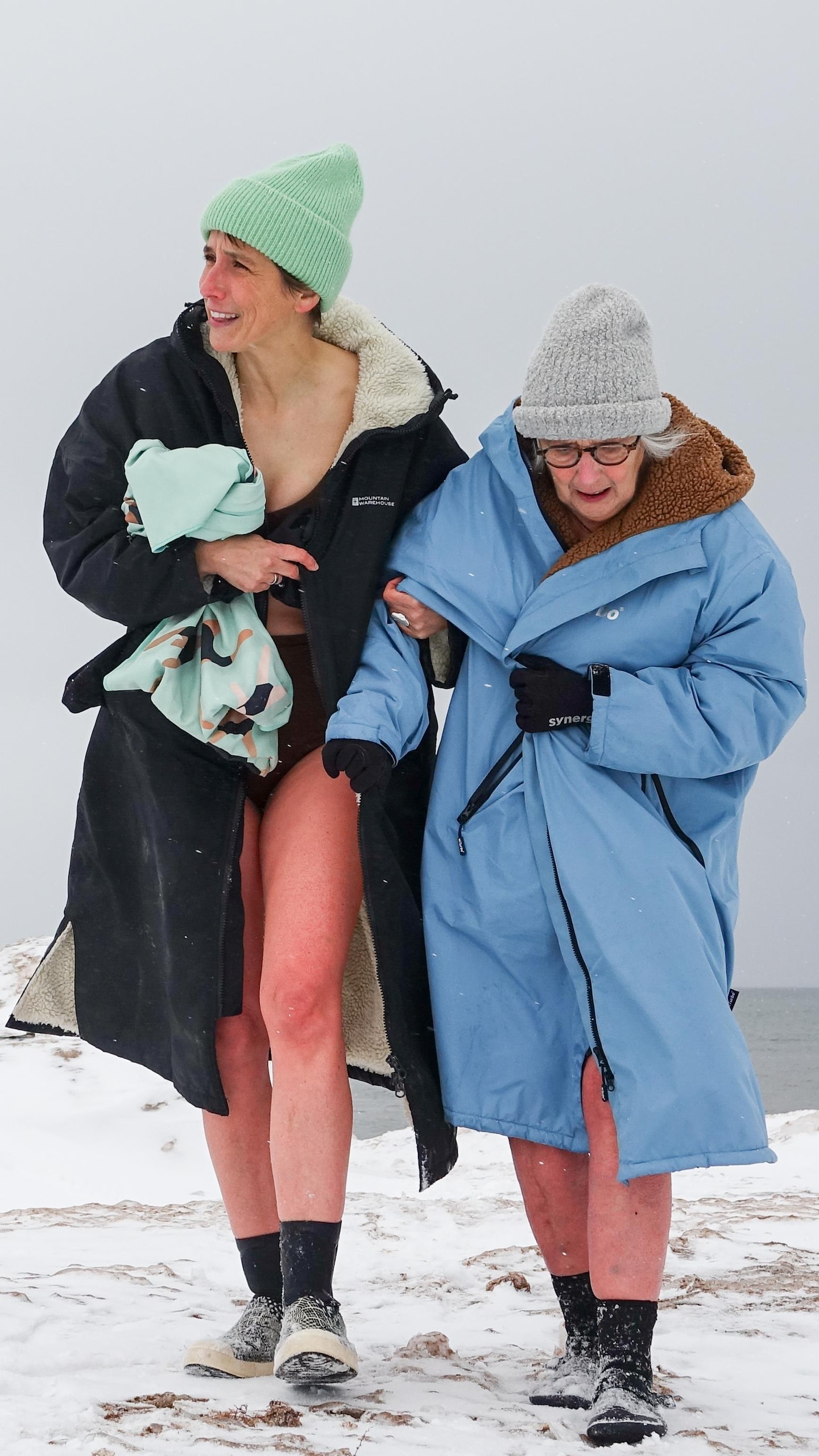 Pauline-Gervaise Grégoire aide sa mère à marcher sur la glace.
