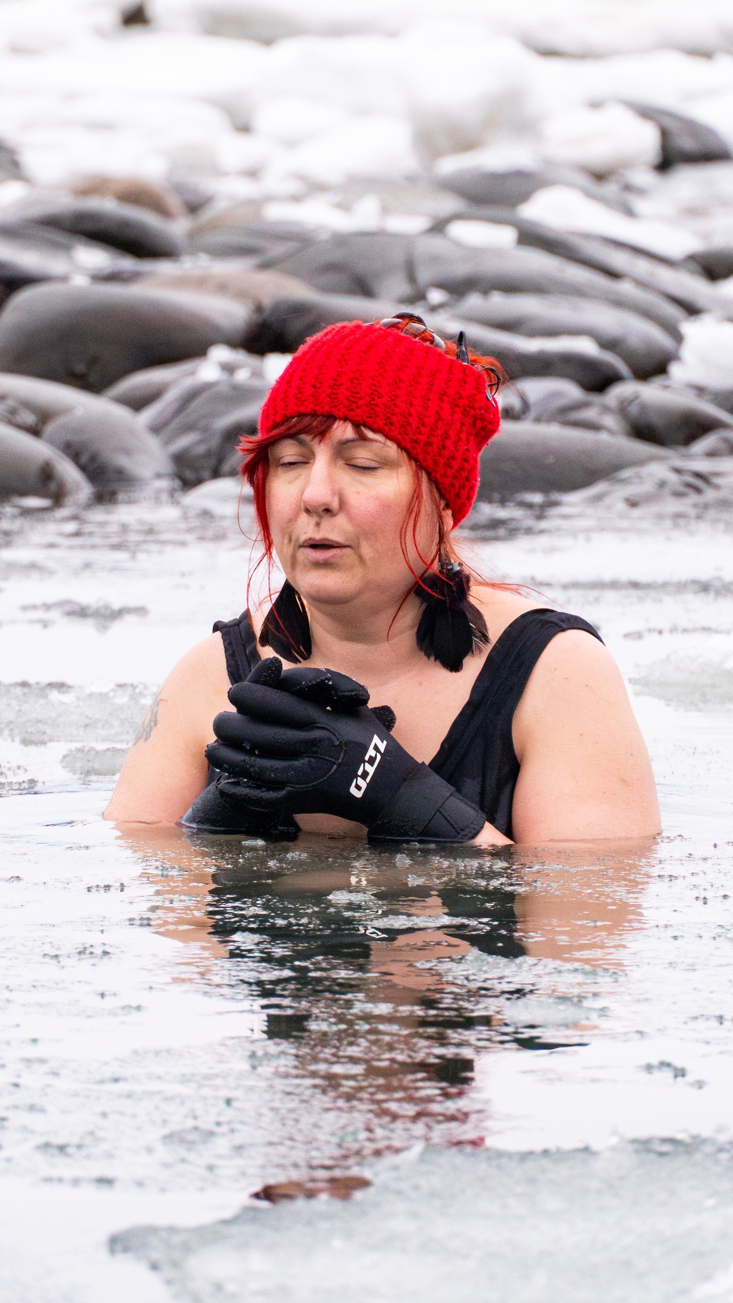 Stéphanie Pelletier se baigne dans l’eau glaciale.
