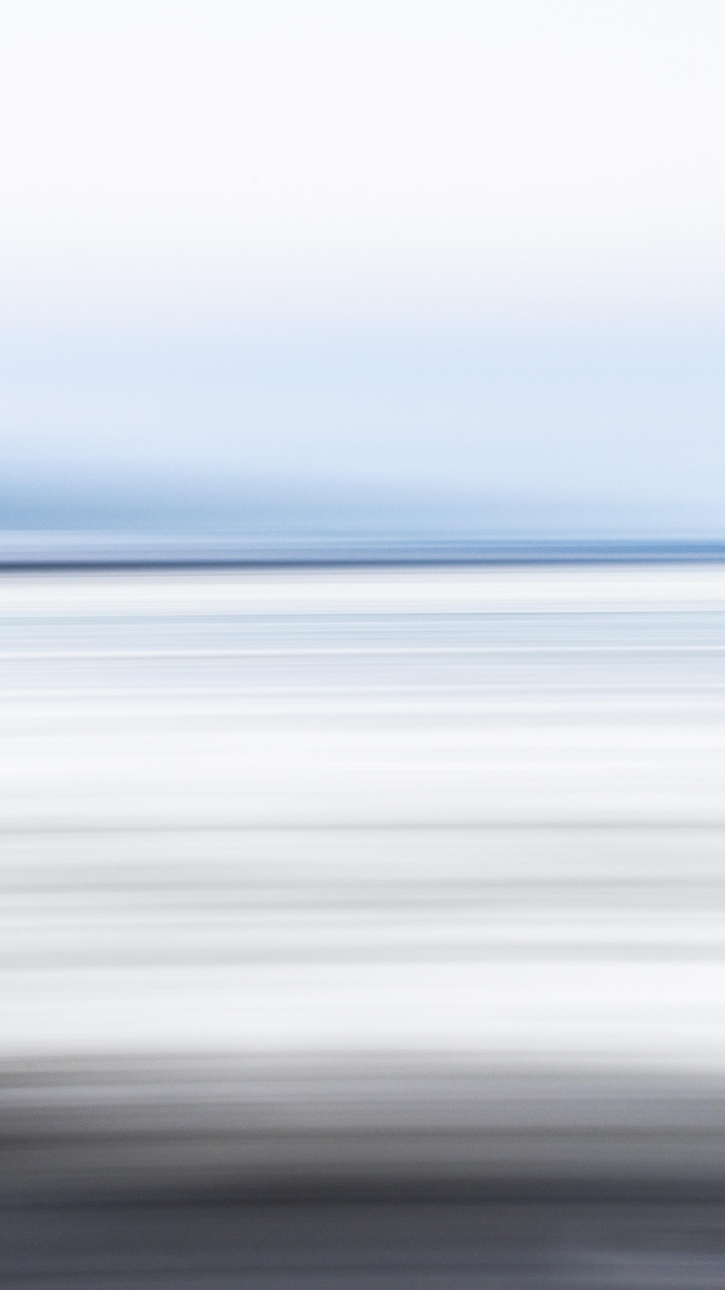 Photo floue artistique représentant la mer et l’horizon