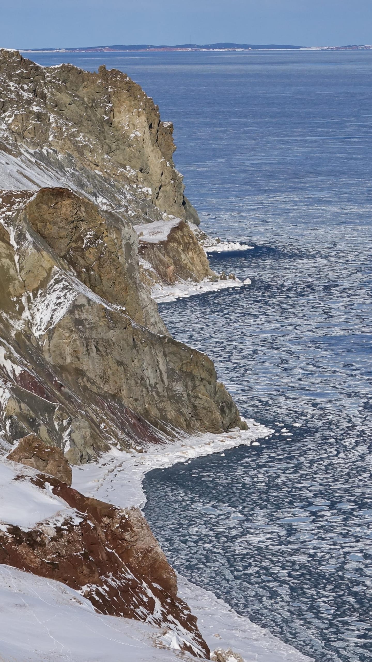 Des falaises aux Îles-de-la-Madeleine en hiver