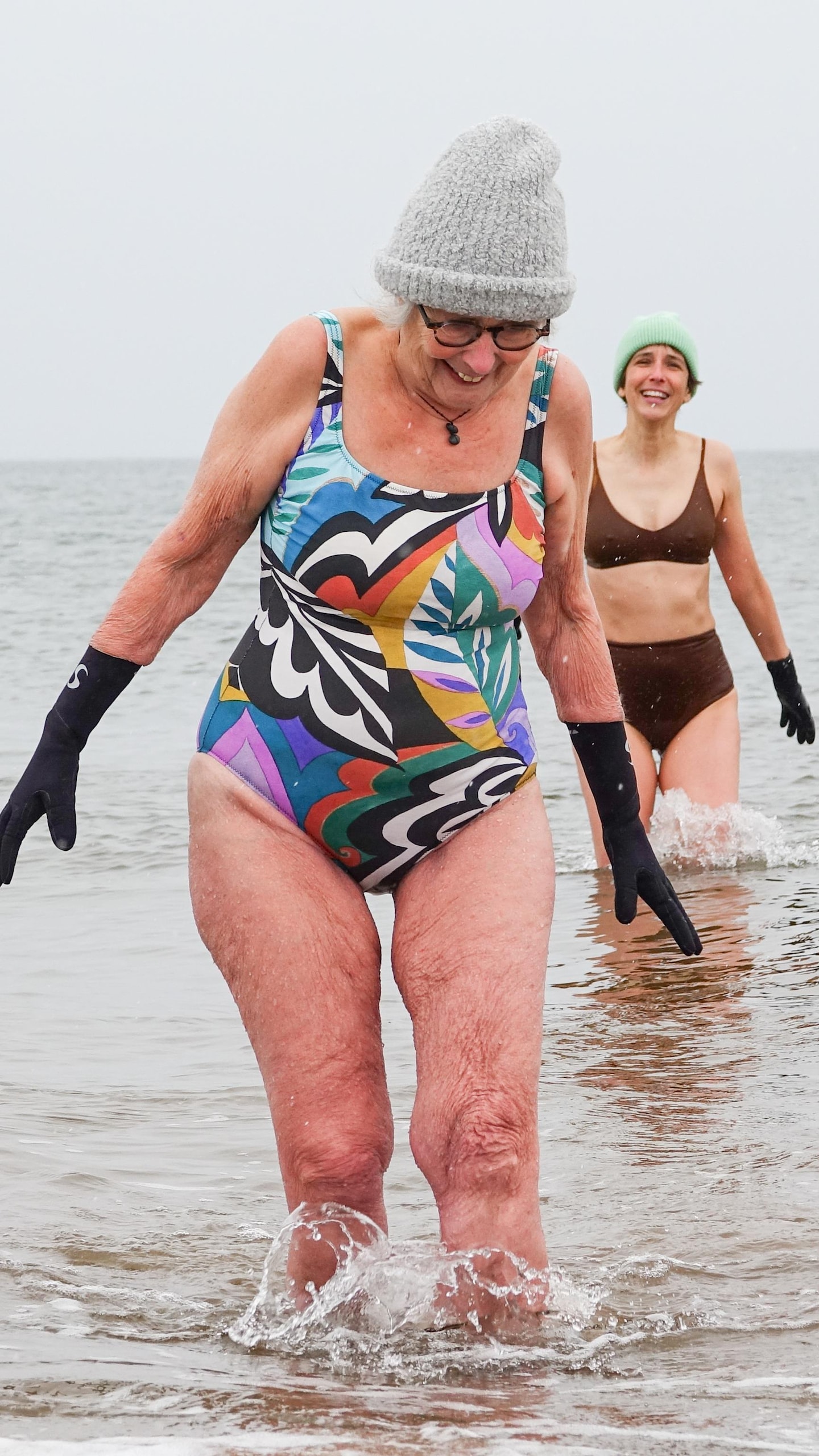 Nicole Grégoire et sa fille Pauline-Gervaise Grégoire sortent de l’eau.