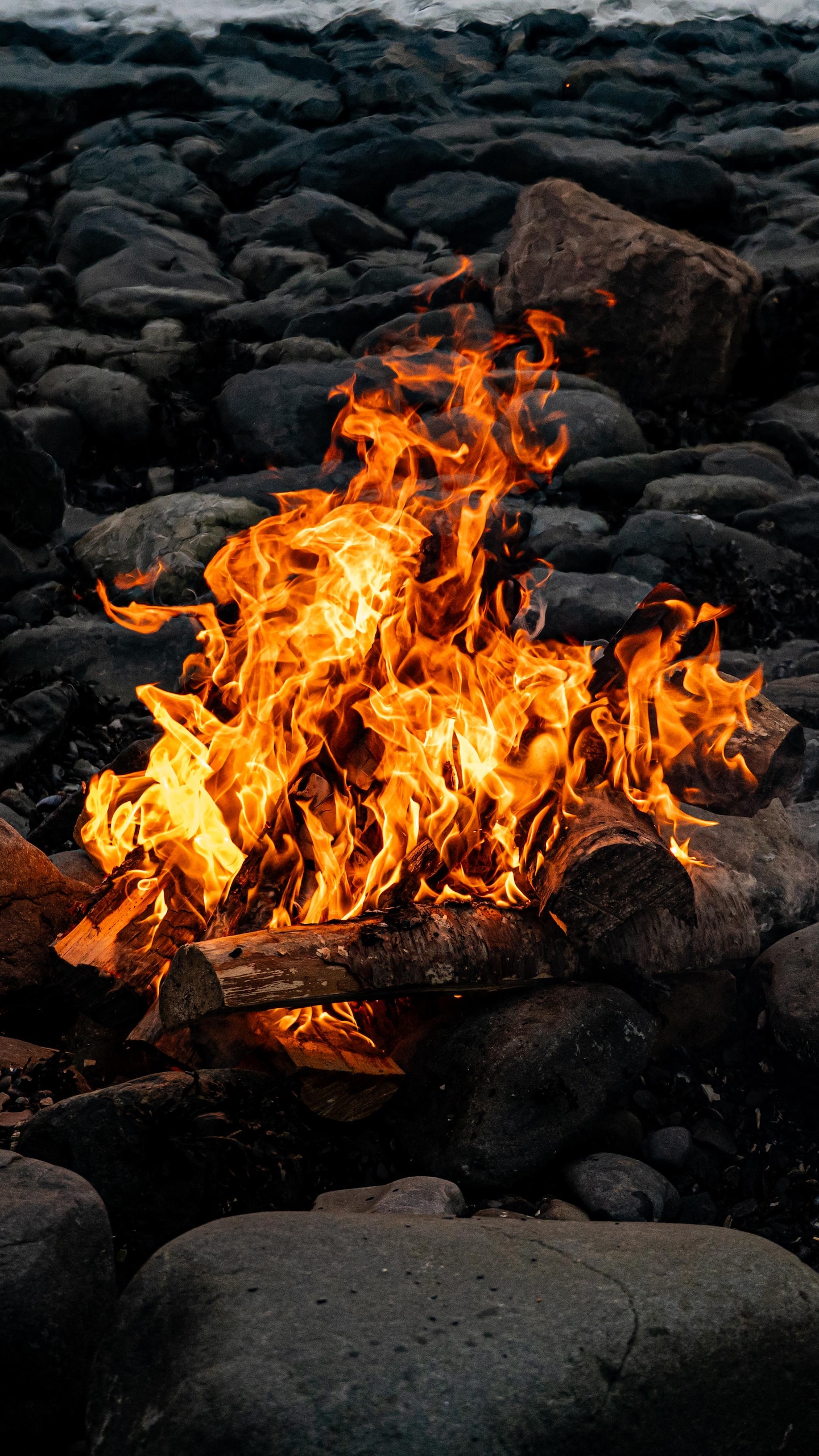 Un feu sur la grève.