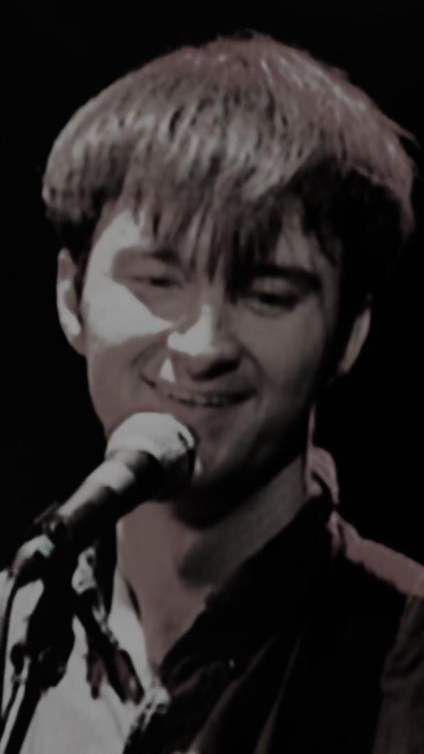 Un homme devant un microphone.