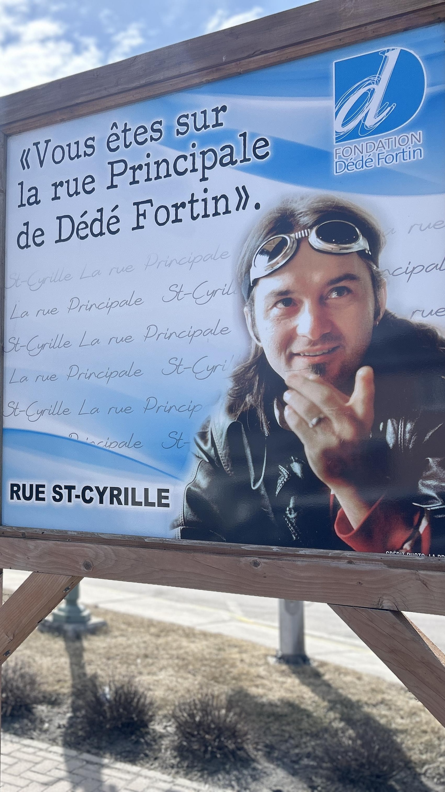 Une affiche à l'effigie de Dédé Fortin.
