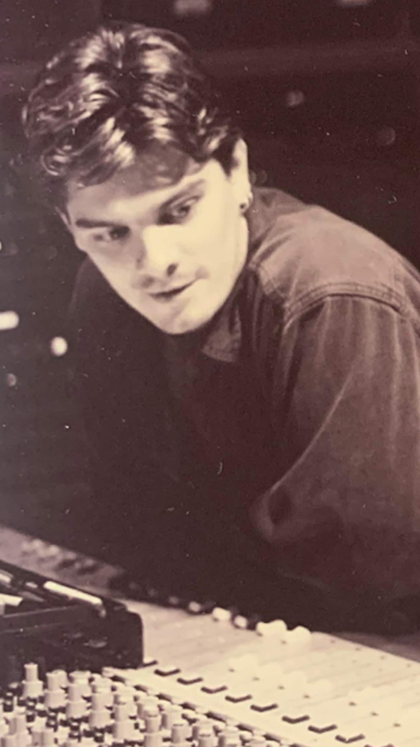 Pierre Girard assis à une console.