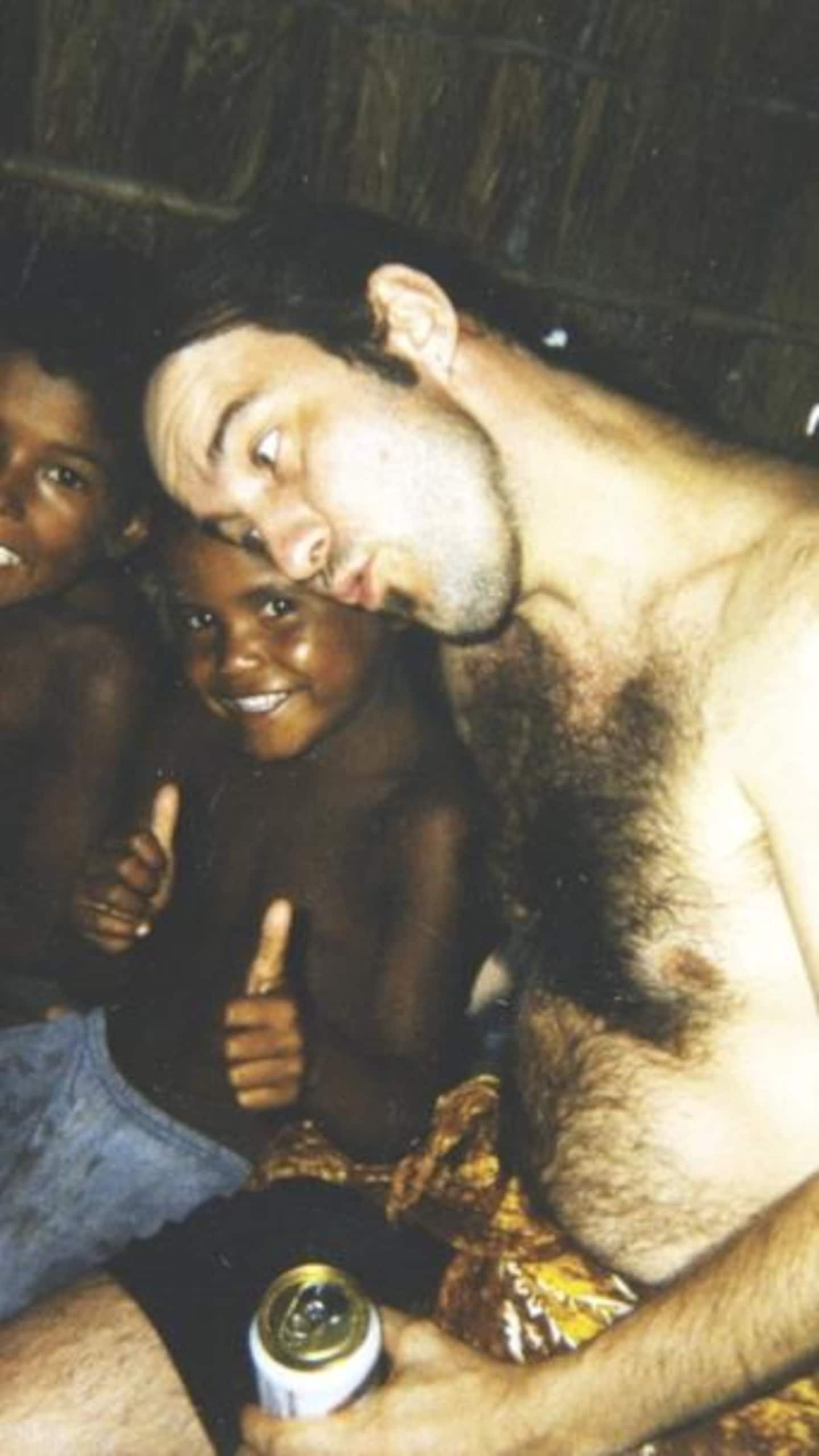 Deux petits enfants et Dédé Fortin.