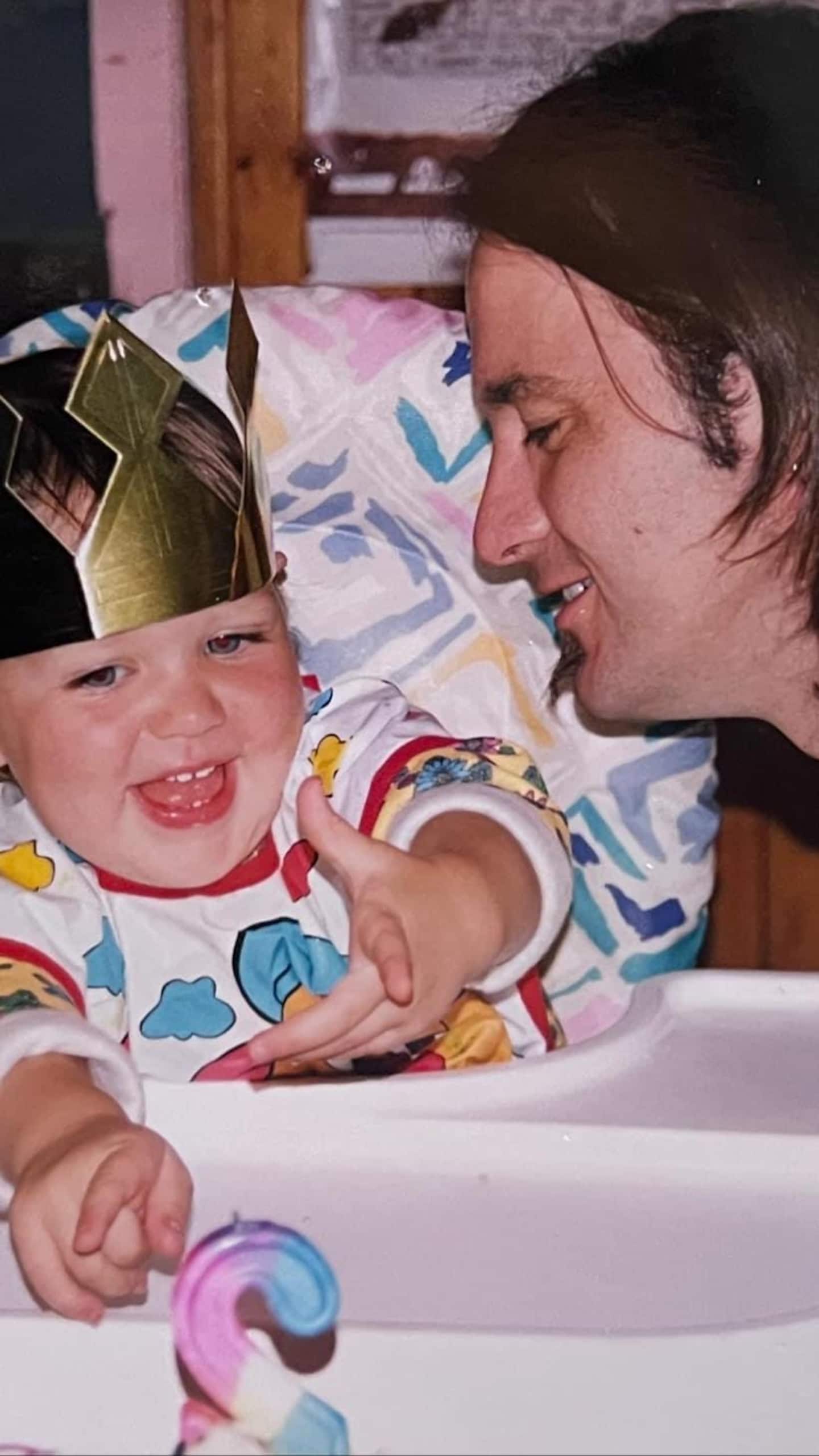 Un enfant fête ses deux ans aux côtés de Dédé Fortin.