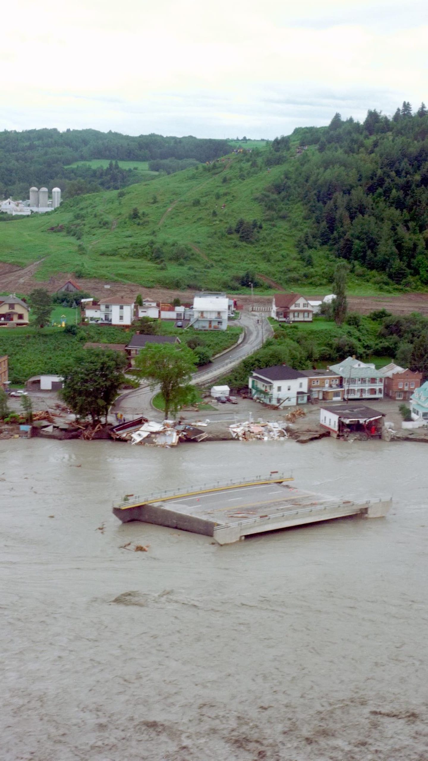 Un morceau de route flotte.