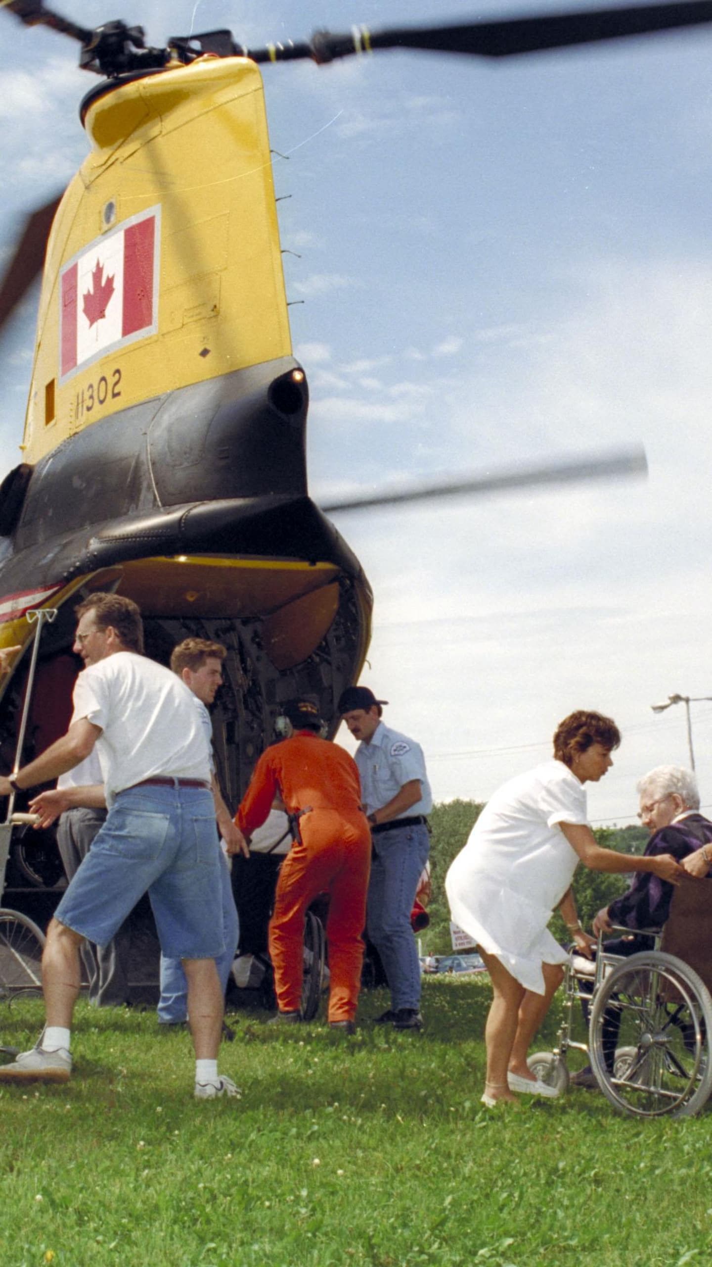 Un hélicoptère de la base de Bagotville amène des gens évacués dans un lieu sûr.