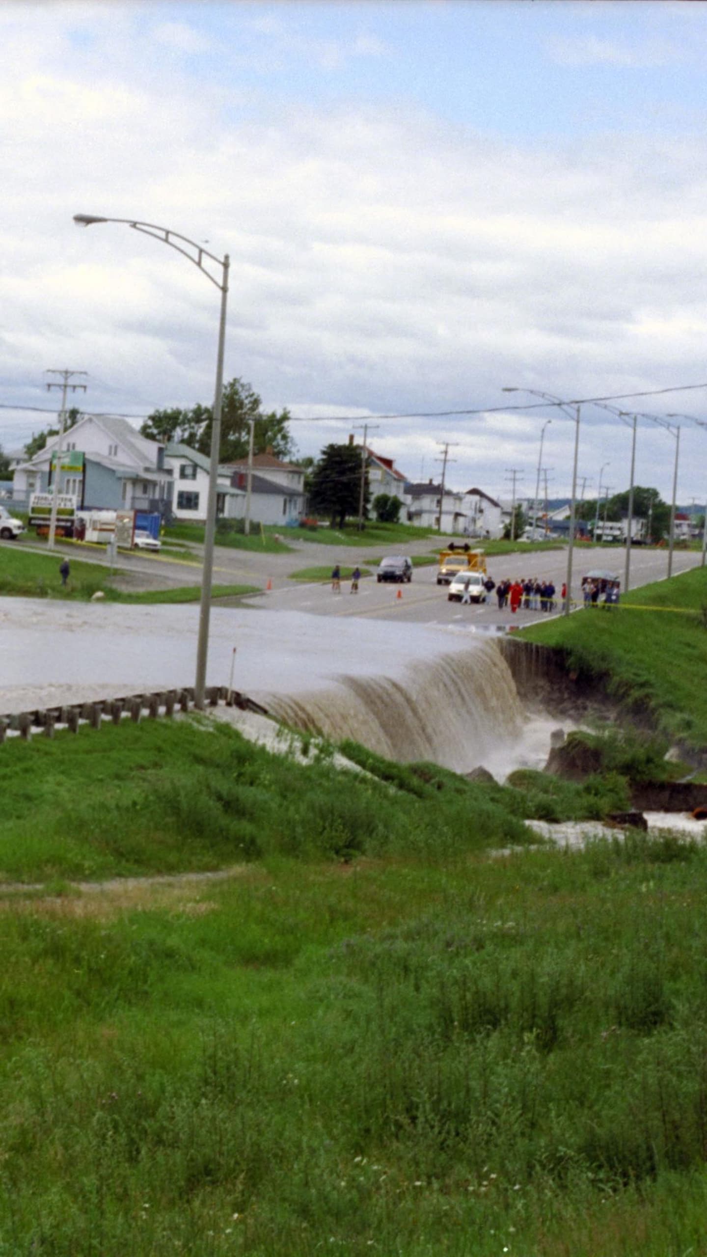 De l'eau d'une rivière coule par-dessus la chaussée.