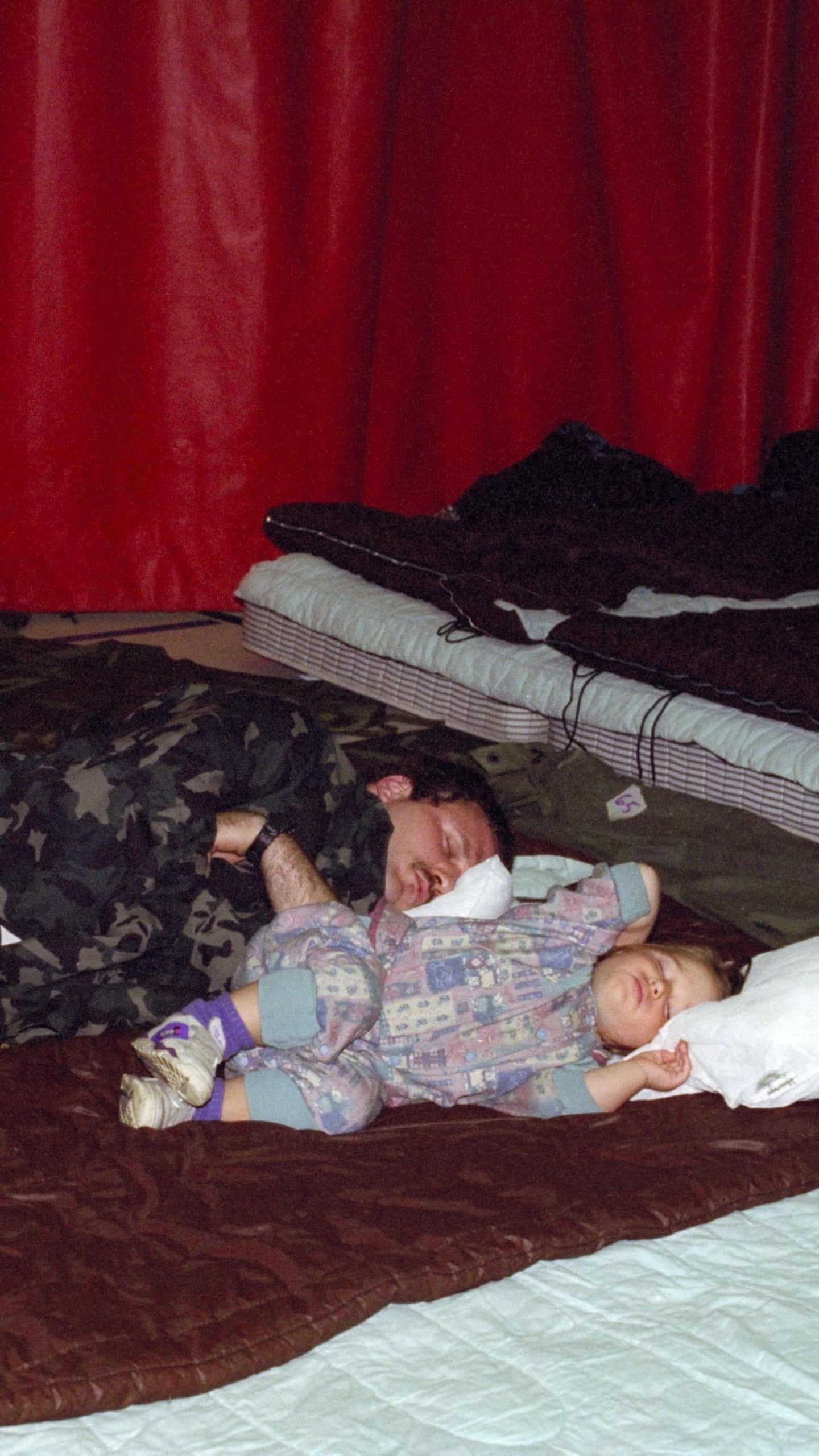 Des personnes dans des lits de camps.