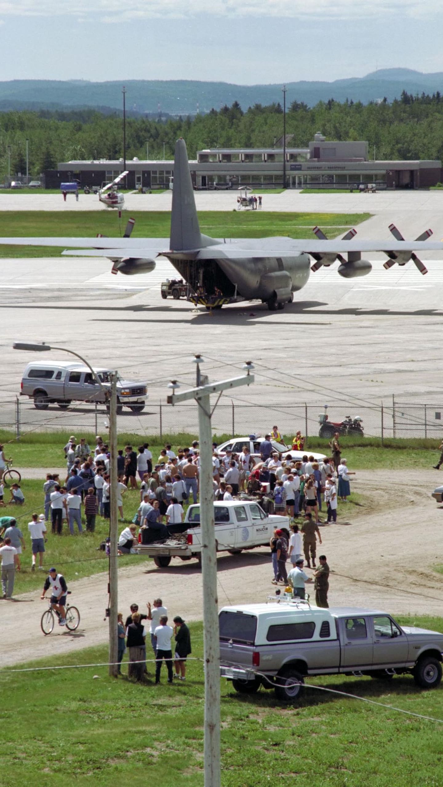 Des avions de la base de Bagotville sur le tarmac et des gens évacués.