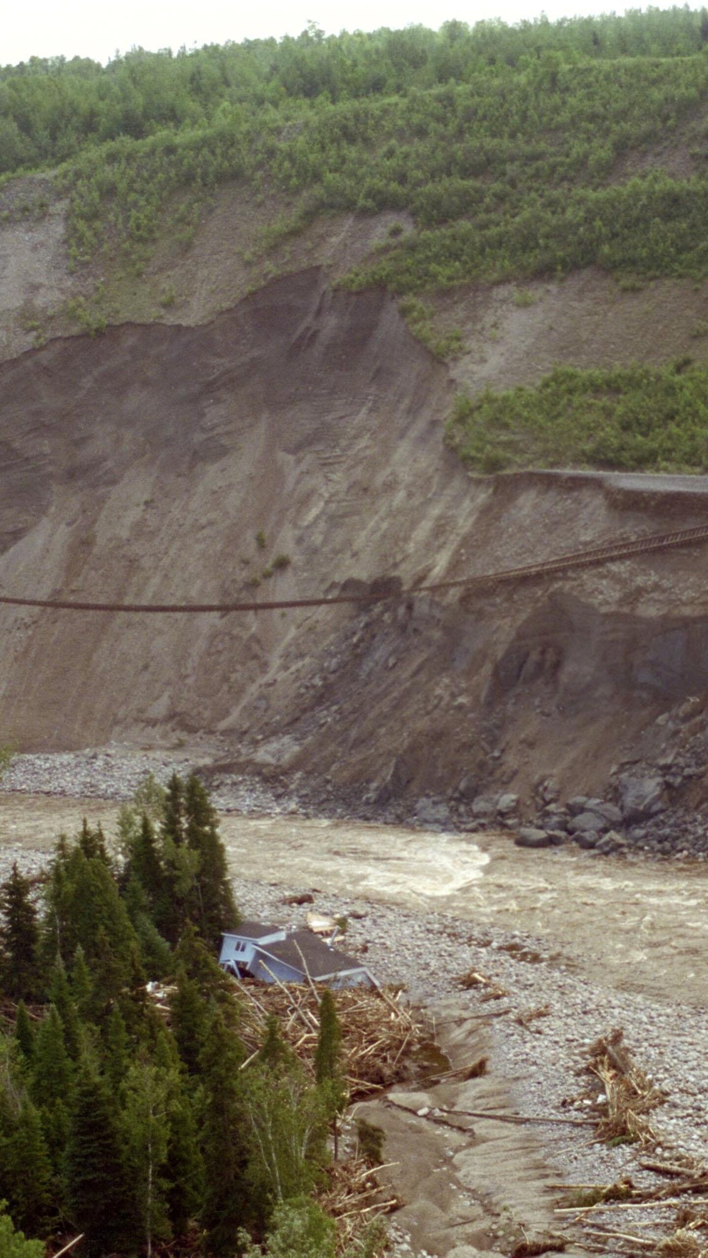 Une portion de chemin de fer est tombé en flanc de montagne.