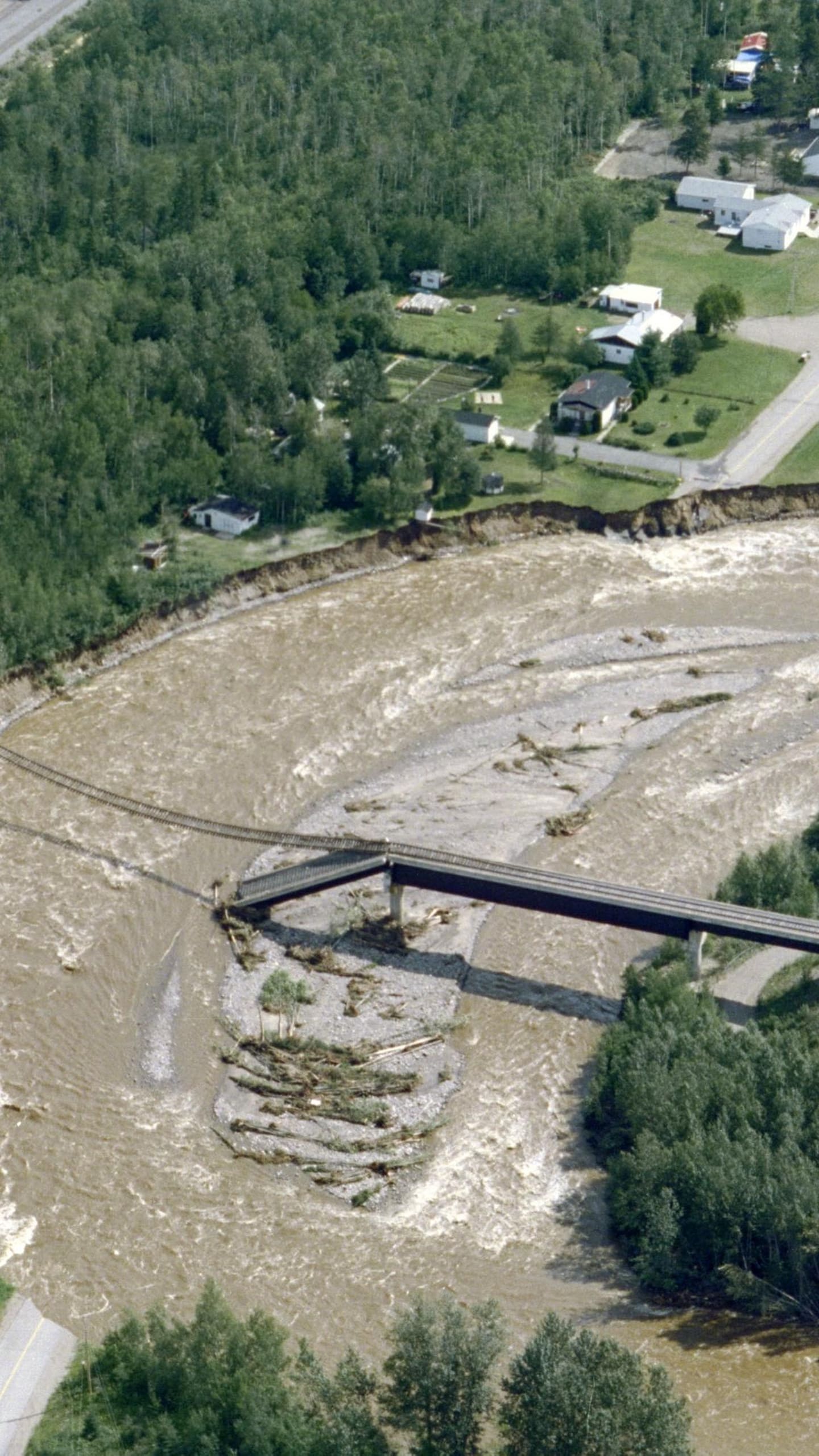 Un pont détruit par l'eau.