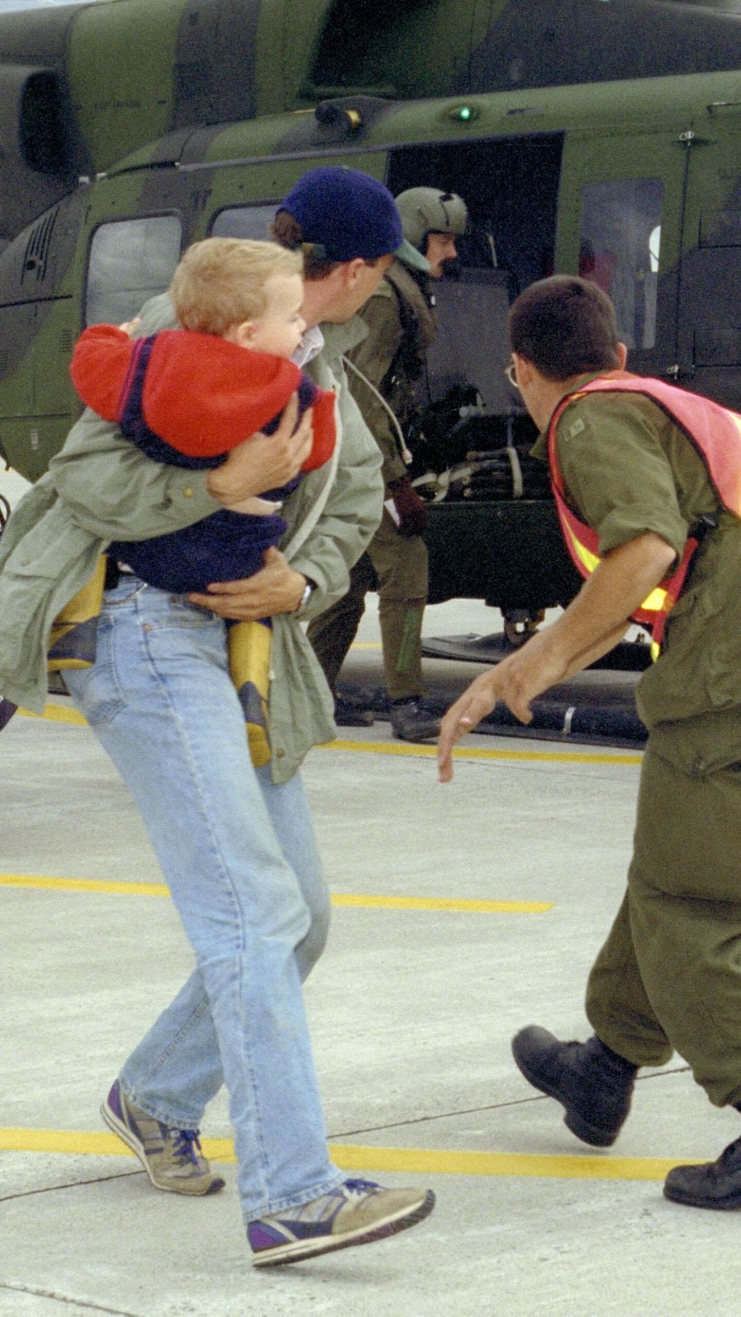 Des militaires et des citoyens sur le tarmac.
