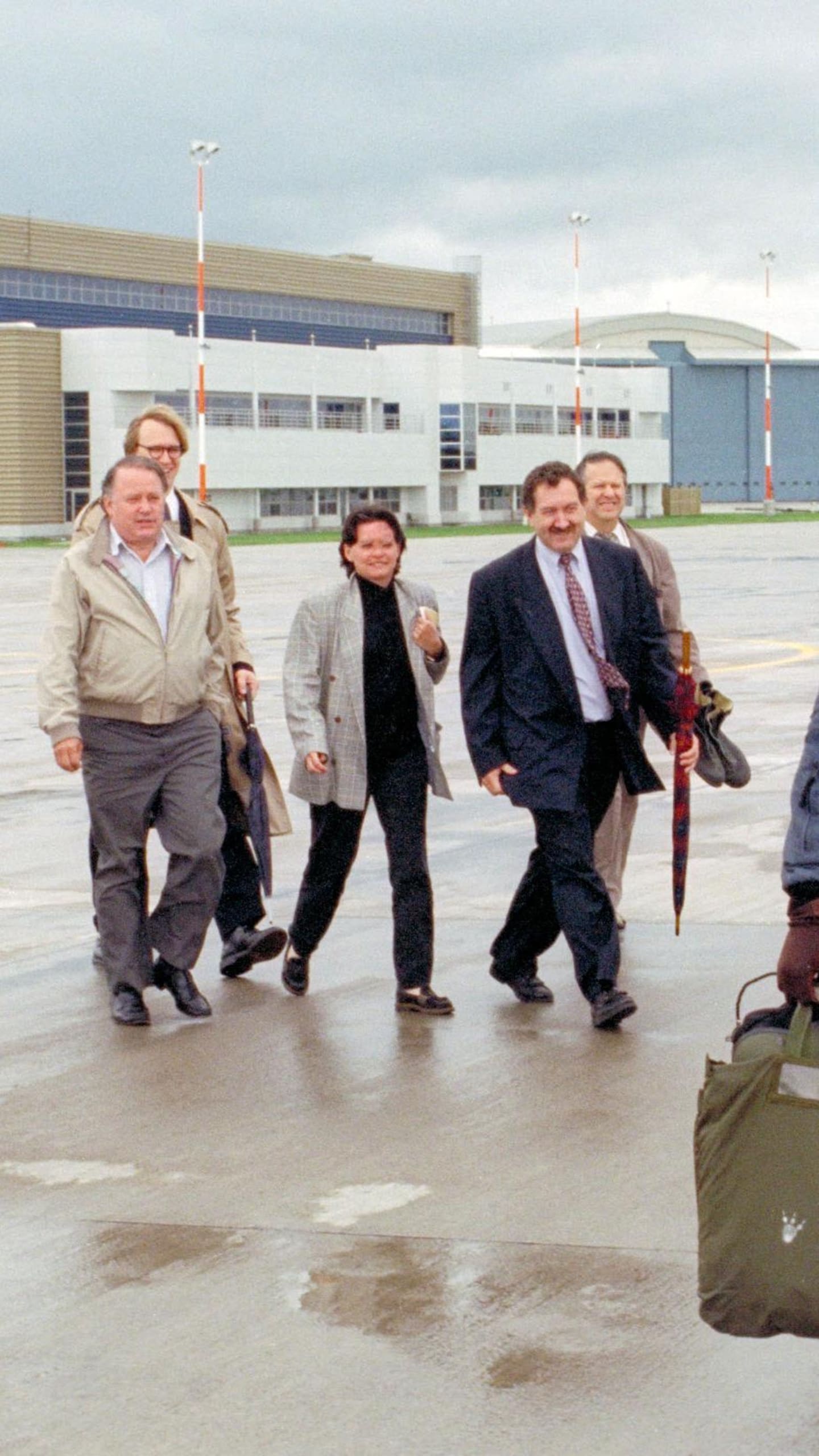 Bernard Landry sur la piste d'atterrissage de la base miliatire de Bagotville.