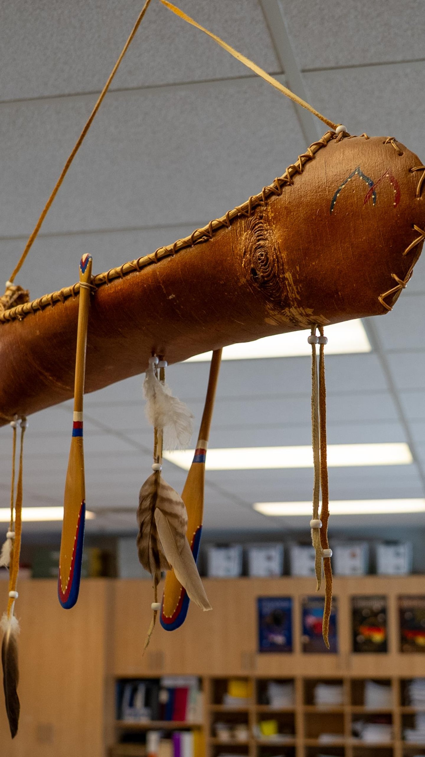 Un canot d’écorce est suspendu au plafond d'une classe de l'école Migwan.