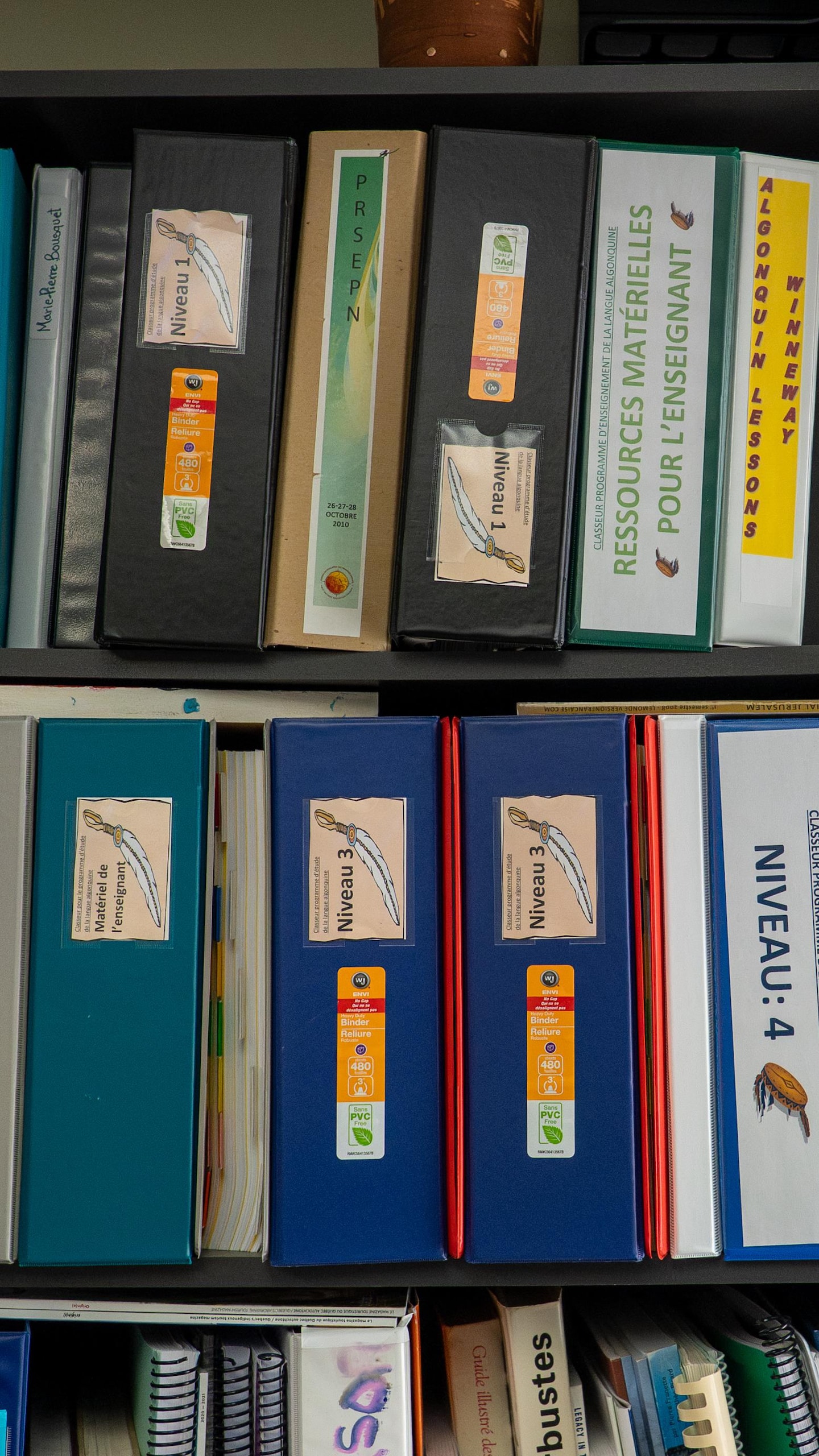 Des cartables d'apprentissage dans une bibliothèque.