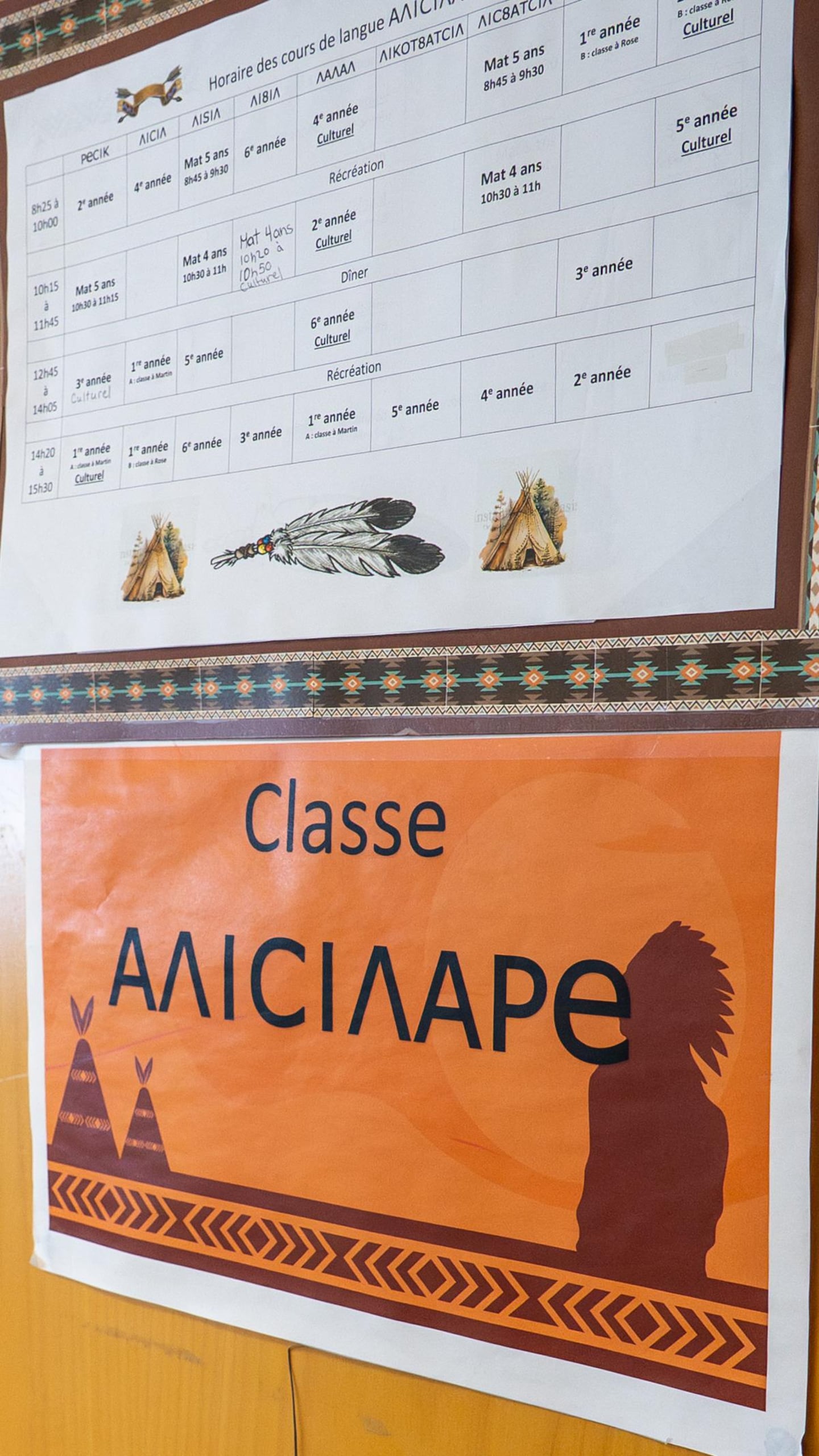 L'horaire des cours est affichée sur la porte d'une classe de l'école Migwan.