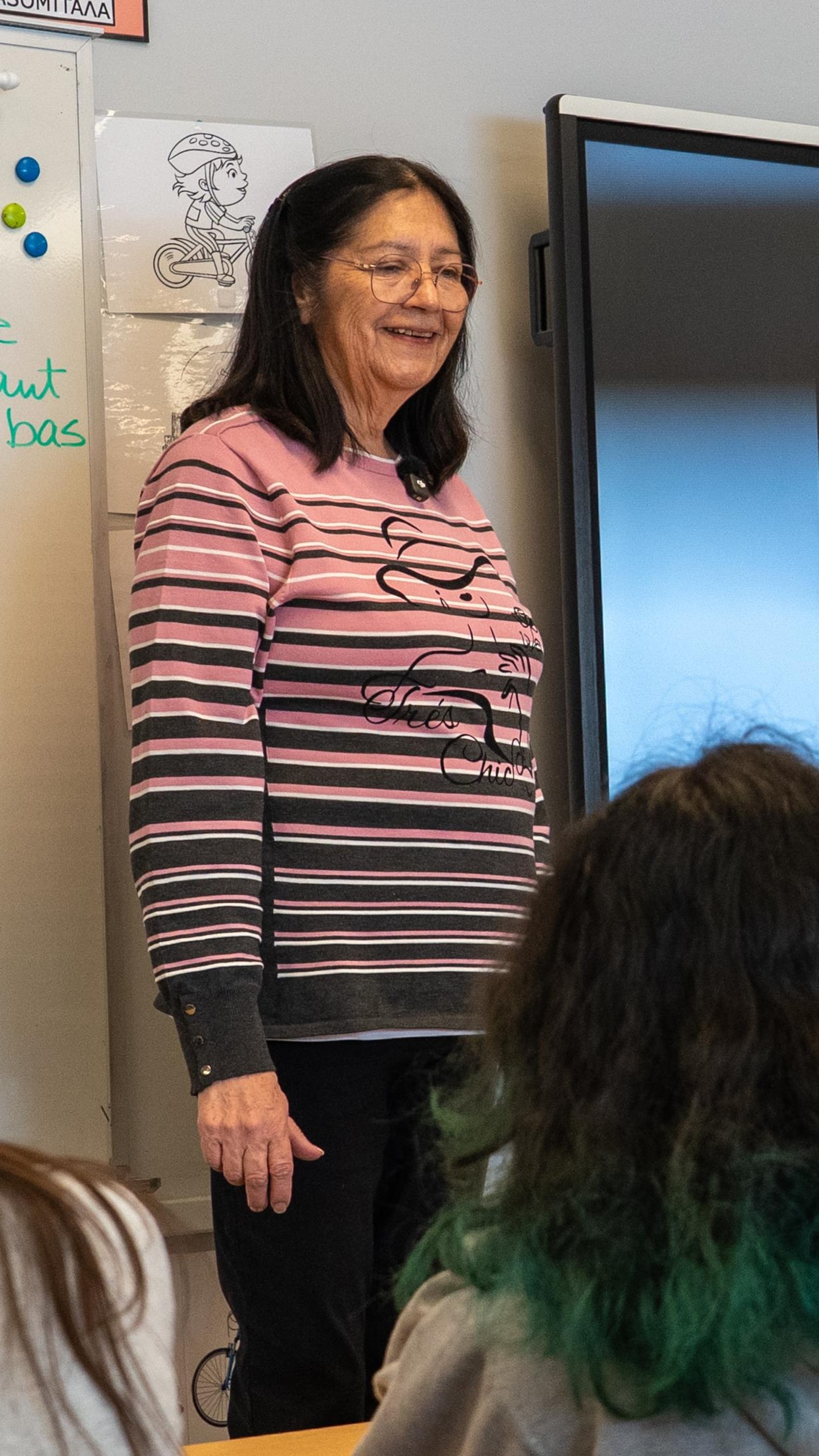 Frances Mowatt fait un sourire à des élèves de 6e année.